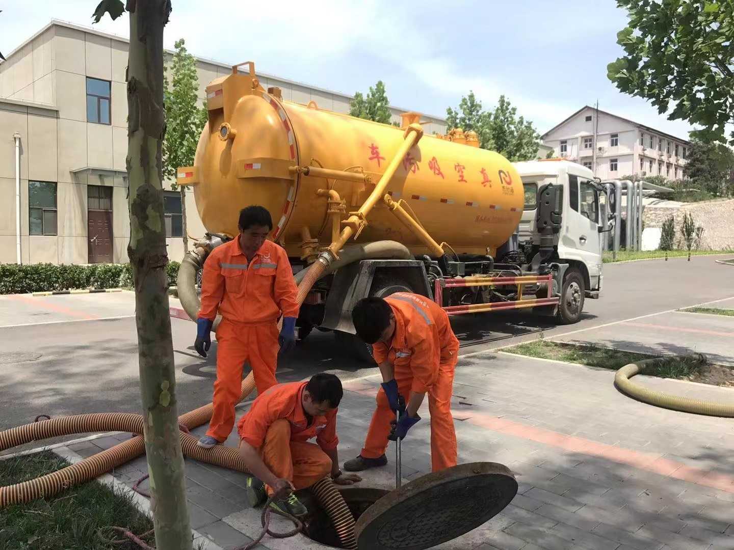 顺城管道疏通车停在窨井附近