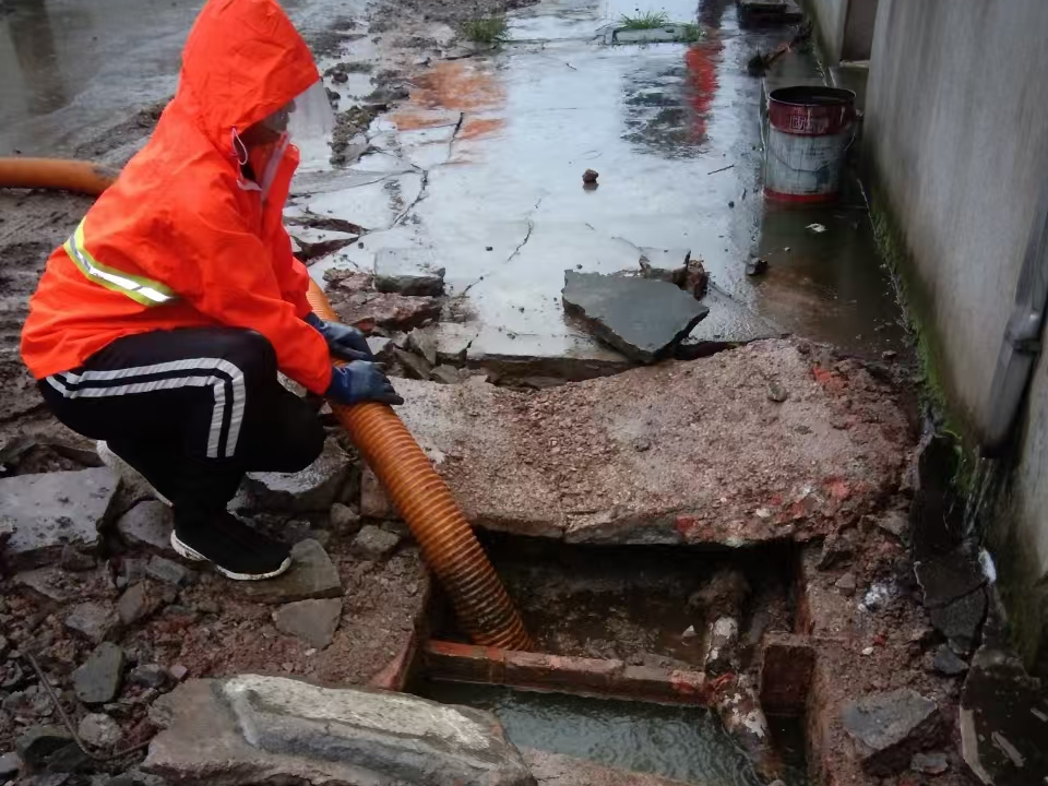 顺城专业清理污水池 炜誉市政以规范流程守护城市 “肠道”