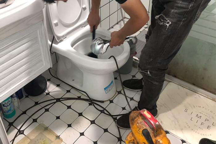 顺城马桶堵塞自己疏通还是找师傅?专业上门服务让你省时更省心